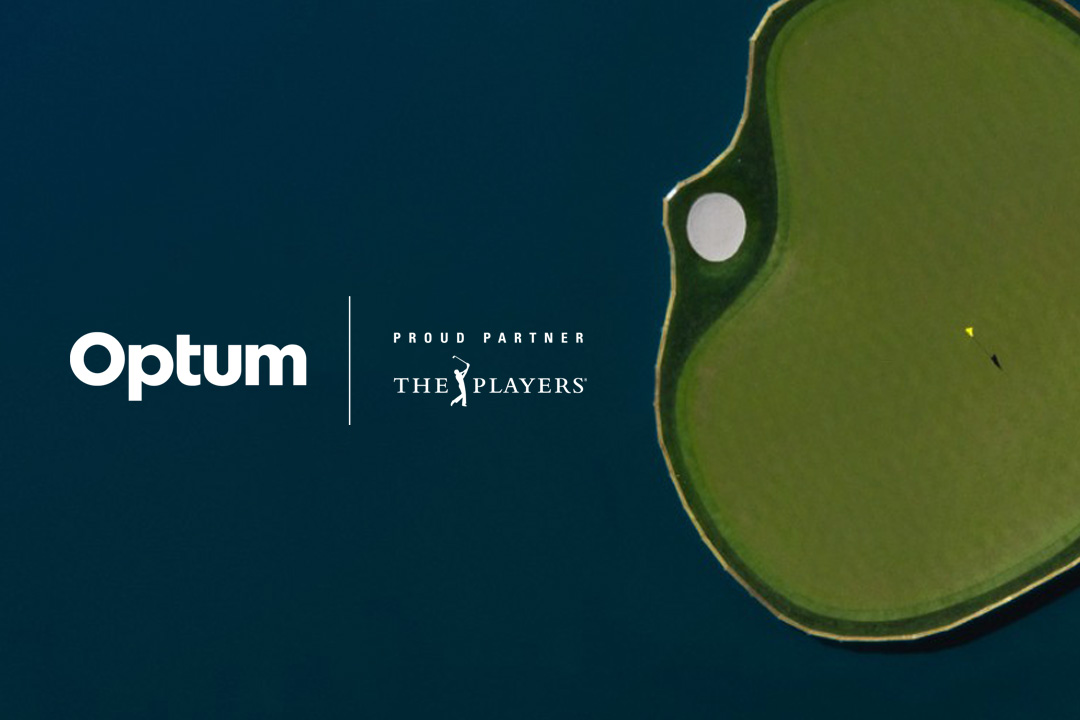 Green de golf con logotipo que dice “Optum, Proud Partner, THE PLAYERS Championship”